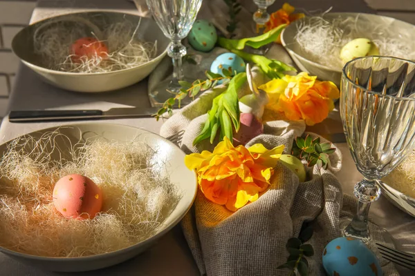 Beautiful Table Setting Easter Eggs Flowers Closeup — Stock Photo, Image