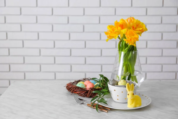 Prachtige Setting Paaseieren Vaas Met Tulpen Tafel Bij Witte Bakstenen — Stockfoto