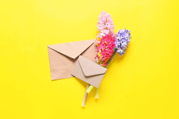 Enveloppes Belles Fleurs Jacinthe Sur Fond Jaune — Photo