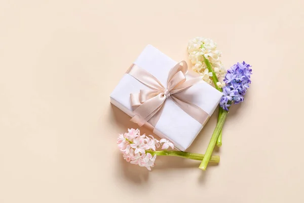 Vacker Presentförpackning Och Hyacint Blommor Färg Bakgrund — Stockfoto