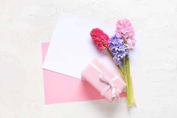 Composição Com Cartões Branco Caixa Presente Belas Flores Jacinto Fundo — Fotografia de Stock