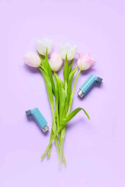 Leylak Arka Planında Güzel Lale Çiçekleri Astım Spreyleri — Stok fotoğraf