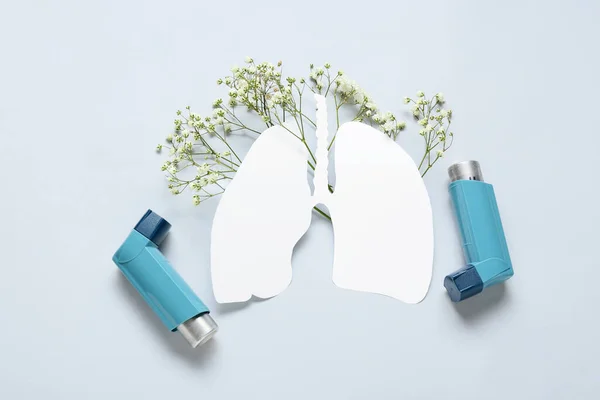 Skład Papierowymi Płucami Inhalatorami Cygańskimi Kwiatami Białym Tle — Zdjęcie stockowe