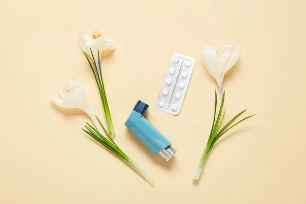 Sammansättning Med Inhalator Piller Och Krokus Blommor Färg Bakgrund — Stockfoto