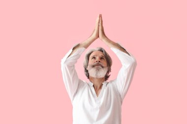 Renkli arka planda olgun bir adam meditasyonu