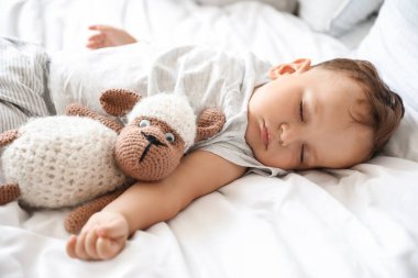 Oyuncak bebekler yatakta uyuyor, yakın plan.
