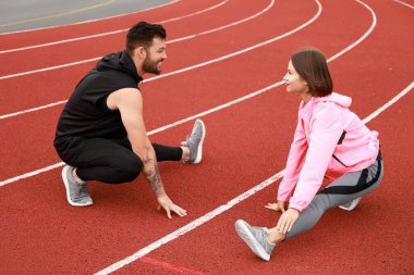 Stadyumda genç çiftler için spor eğitimi