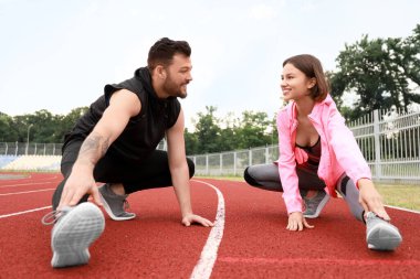 Stadyumda genç çiftler için spor eğitimi