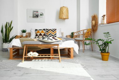 Modern banklı şık bir yatak odası.