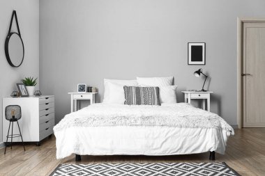 Masalı aydınlık yatak odasının içi