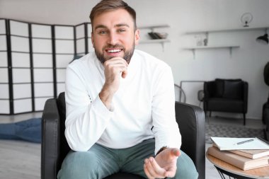 Yakışıklı genç adam evde video sohbeti yapıyor.