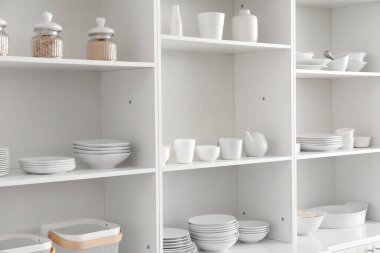 Mutfakta temiz tabaklar olan raf ünitesi.