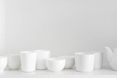 Mutfakta temiz tabaklar olan raflar.