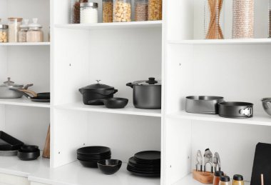 Mutfakta temiz tabaklar olan raf ünitesi.