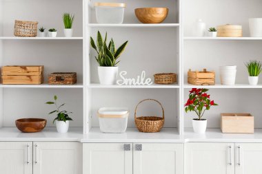 Güzel dekorlu raf ünitesi.