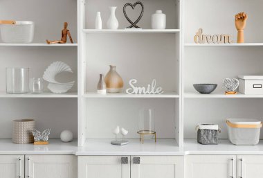 Güzel dekorlu raf ünitesi.