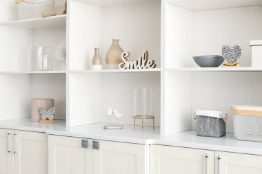 Güzel dekorlu raf ünitesi.