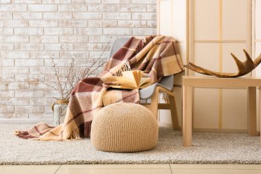 İçinde puf, sandalye ve masa olan modern bir oda.