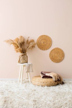 Modern pouf ve kamış çiçekleriyle aydınlatma odasının içi
