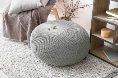 Modern pouf odanın içinde, yakın plan.