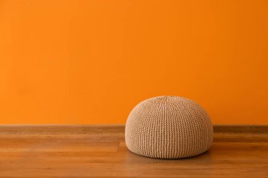 Renk duvarının yanındaki modern pouf.