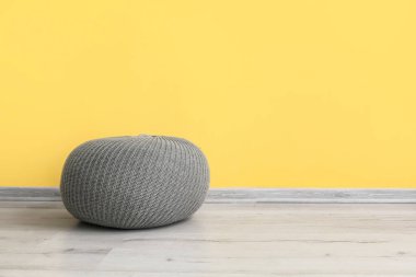 Renk duvarının yanındaki modern pouf.