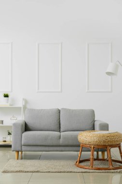 Modern oturma odasının içinde şık bir kanepe ve masa var.