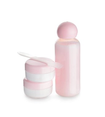 Beyaz arka planda kozmetik ürünleri olan seyahat şişeleri ve kavanozlar