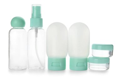 Beyaz arka planda boş seyahat kozmetik şişeleri ve kavanozları