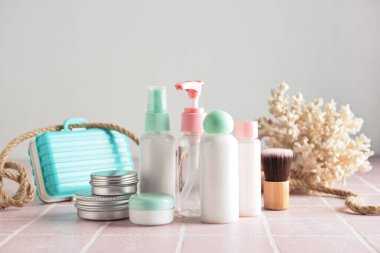 Masada kozmetik ürünleri olan seyahat şişeleri ve kavanozları