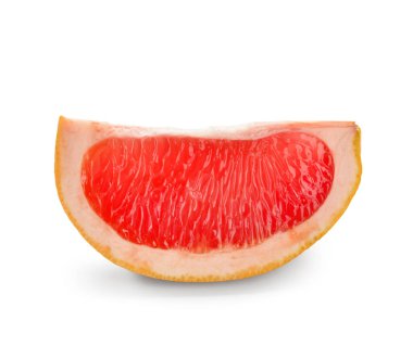 Beyaz arka planda bir parça olgun greyfurt.