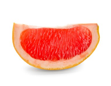 Beyaz arka planda bir parça olgun greyfurt.