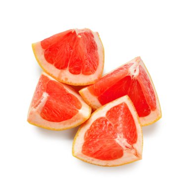 Beyaz arka planda lezzetli olgun greyfurt parçaları