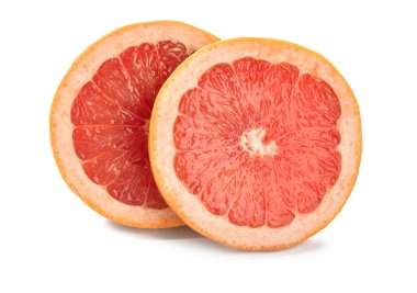 Beyaz arka planda lezzetli olgun greyfurt dilimleri