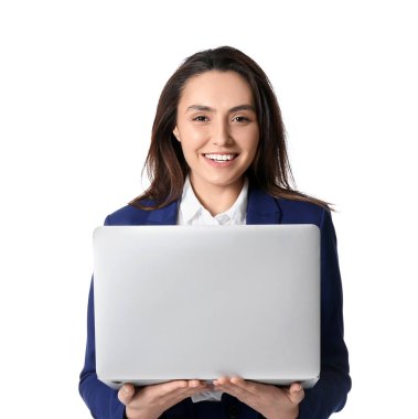 Bilgisayarlı genç sekreterin portresi beyaza izole edilmiş.