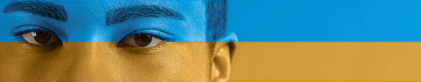 Gesicht Eines Jungen Mannes Den Farben Der Ukrainischen Flagge Bemalt — Stockfoto