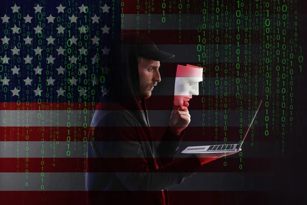Amerikansk Hacker Med Bärbar Dator Mörk Bakgrund — Stockfoto