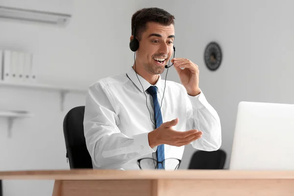 Het Beantwoorden Van Mannelijke Consultant Van Call Center Met Headset — Stockfoto