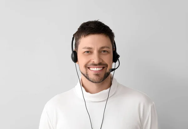 Χαμογελώντας Σύμβουλος Του Τηλεφωνικού Κέντρου Ακουστικά Στο Φως Φόντο — Φωτογραφία Αρχείου