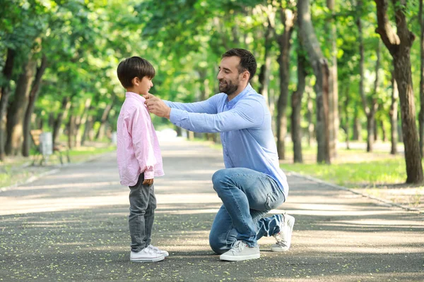 Padre Che Aggiusta Camicia Suo Figlio All Aperto — Foto Stock