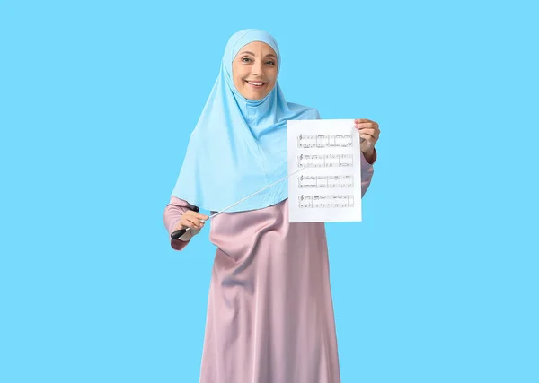 Moslim Muziekleraar Met Notitieblaadje Kleur Achtergrond — Stockfoto
