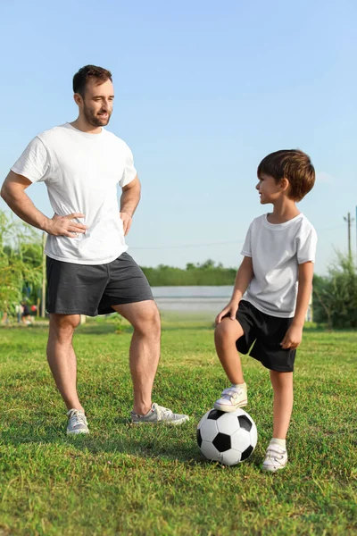 Ayah Dan Anaknya Bermain Bola Lapangan — Stok Foto
