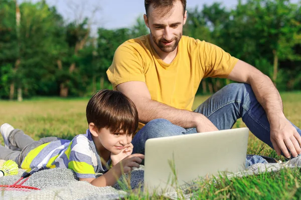 Liten Pojke Med Sin Far Och Laptop Parken — Stockfoto