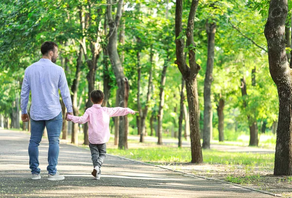 Padre Che Cammina Con Suo Figlioletto Nel Parco — Foto Stock
