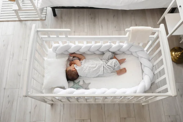 可爱的小宝宝睡在家里的婴儿床里 — 图库照片