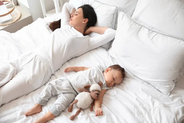 Fiatal Anya Imádnivaló Baba Játékkal Alszik Ágyban — Stock Fotó
