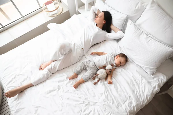 Joven Madre Adorable Bebé Con Juguete Durmiendo Cama — Foto de Stock