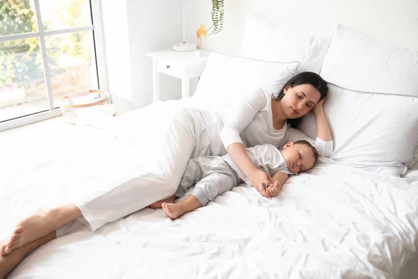 Gyönyörű Fiatal Anya Fekszik Alvó Kisbabájával Ágyban — Stock Fotó