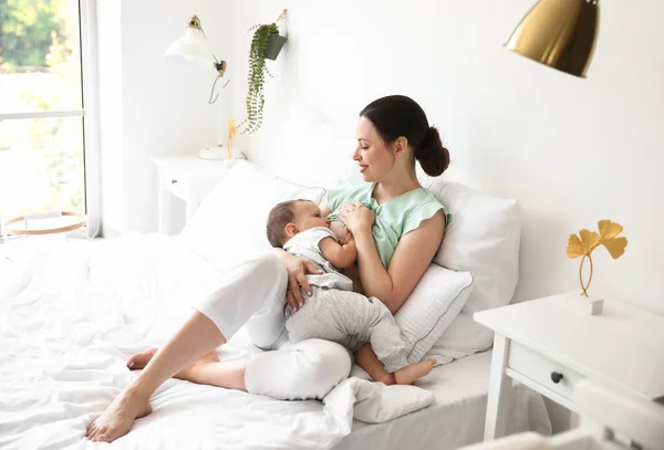 Genç Anne Sevimli Bebeğini Yatakta Emziriyor — Stok fotoğraf