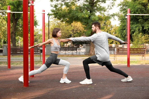 Pareja Joven Haciendo Ejercicio Terreno Deportivo — Foto de Stock